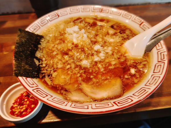 「ラーメン６５０円玉ねぎ増し１００円激辛とうがらし５０円」@中華そば専門店 びんびん亭 瑞穂店の写真