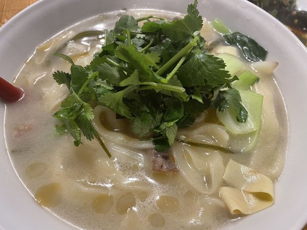 「河南省ラム肉麺1200円＋パクチー200円」@牛魔王の写真