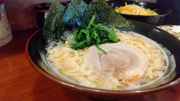 「#家系ラーメン 並 760円 #もやキャベ 230円」@壱角家 東神奈川店の写真