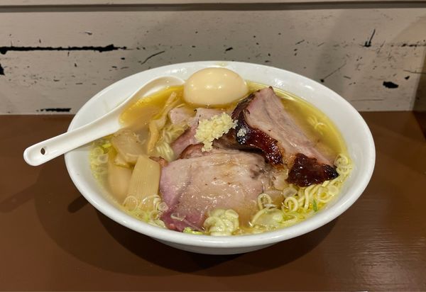 「守（細麺 塩）¥1180、煮卵¥120、ハーフ焼豚¥300」@麺屋のスたの写真