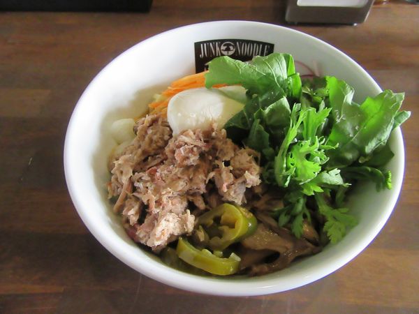 「風天レガシー（８５０円）＋ポーチドエッグ＋ハラペーニョー＋肉」@特製飯屋 Highwayの写真