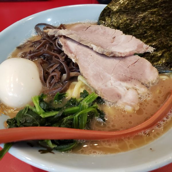 「特製中盛り＋きくらげ」@横浜ラーメン おか本の写真