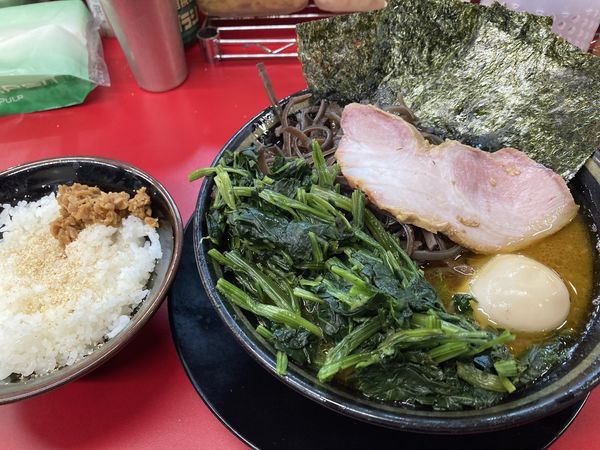 「ラーメン＋青菜＋キクラゲ＋燻製玉子＋半ライス」@IEKEI_TOKYO 王道家直系の写真