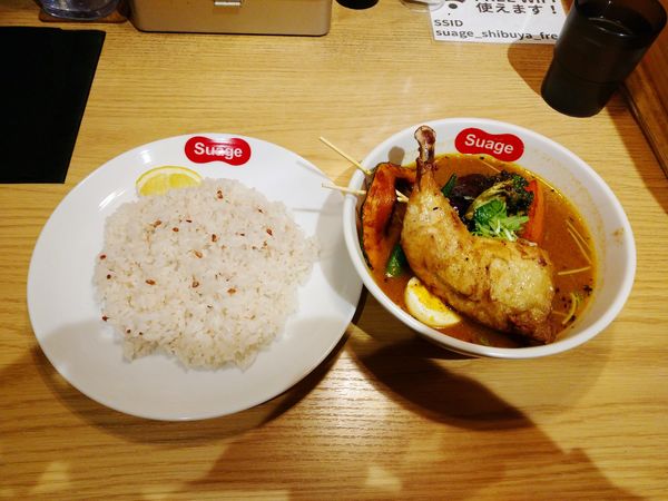 「チキンレッグ（揚げ）と野菜カレー（1,250円）」@北海道スープカレーSuage 渋谷店の写真
