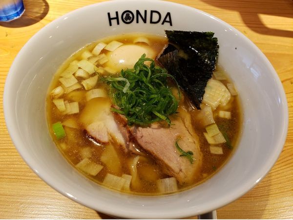 「自家製手揉み らぁめん 味玉 海老雲呑」@本田麺業 神田西口駅前店の写真