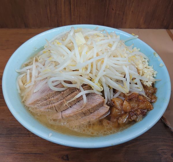 「ブタ入り(半麺、950円)」@ラーメン二郎 池袋東口店の写真