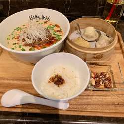 元祖66くるみ担々麵、小籠包、海老蒸し餃子、焼売のセット