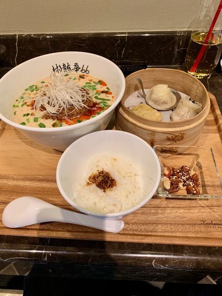 元祖66くるみ担々麵、小籠包、海老蒸し餃子、焼売のセット