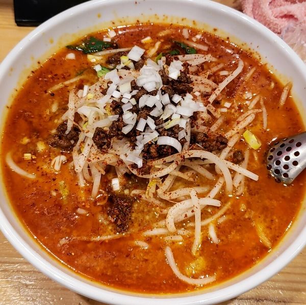 「麻辣汁あり担担麺¥950+半ライス(スープ付)¥100」@中華屋 龍影の写真