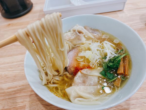 「えびワンタン塩ラーメン」@地球の中華そばの写真