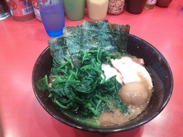 「焼豚麺＋味玉＋ほうれん草」@家系総本山 ラーメン吉村家の写真