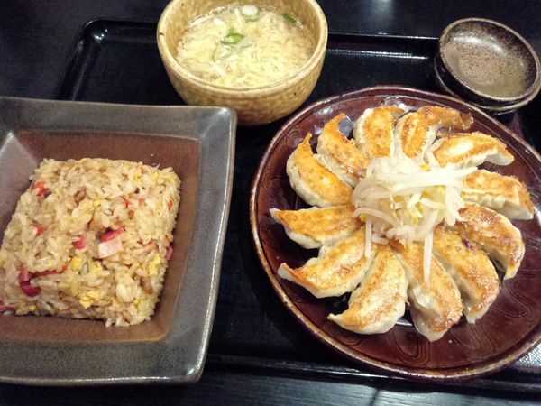 「浜松餃子と五目チャーハンのセット　１０８９円」@五味八珍 川島田店の写真