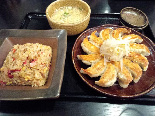 「浜松餃子と五目チャーハンのセット　１０８９円」@五味八珍 川島田店の写真