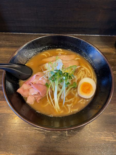 「和風とんこつ+燻製ハム（1200円）」@綿麺の写真