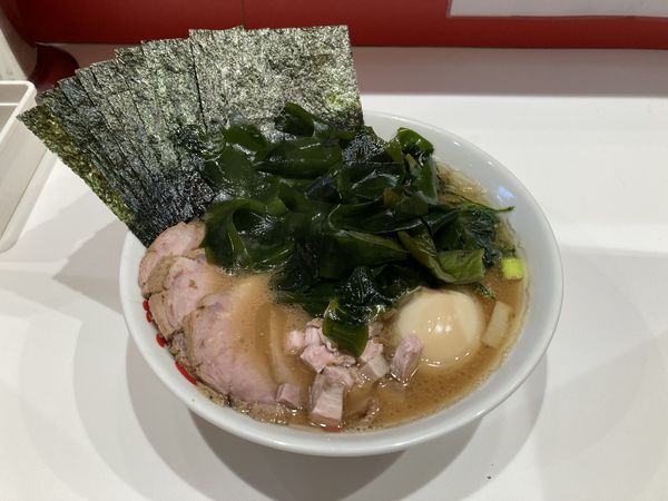 「特上ラーメン＋大船渡直送穂先わかめ」@ラーメン 三浦家の写真