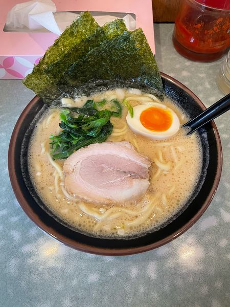 「醤油とんこつラーメン(750円)」@金沢家 八景店の写真