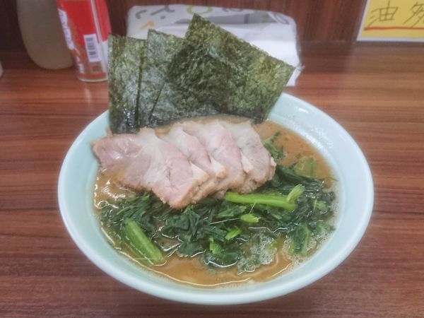 「焼豚麺＋ほうれん草」@横浜ラーメン 武蔵家 大宮店の写真