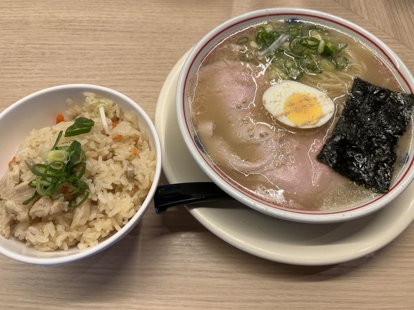 「淡口豚骨ラーメン＋かしわ飯」@空ノ色 王子店の写真