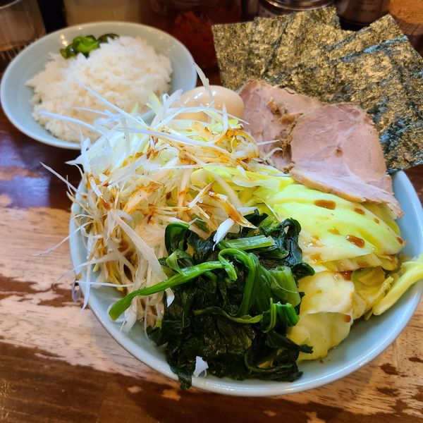「全部のせラーメン+白ネギ」@横浜家系ラーメン 家家家 飯田橋店の写真