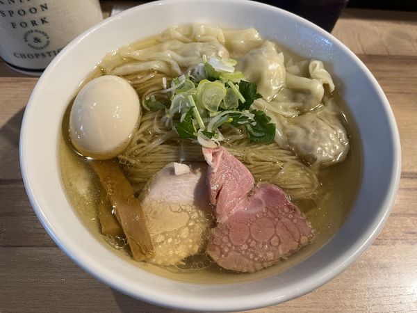 「塩ワンタン大盛　味玉」@麺屋 彩音 ~Sign~の写真