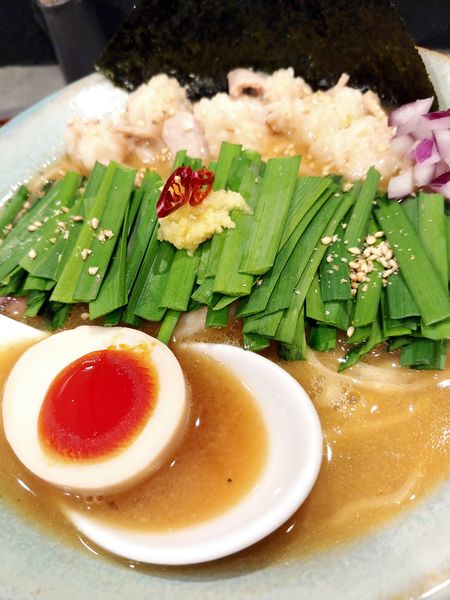 「味噌もつにらあ」@Homemade Ramen 青麦の写真