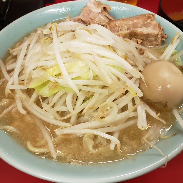 「小麺少な目＋味玉」@ラーメン二郎 新宿歌舞伎町店の写真