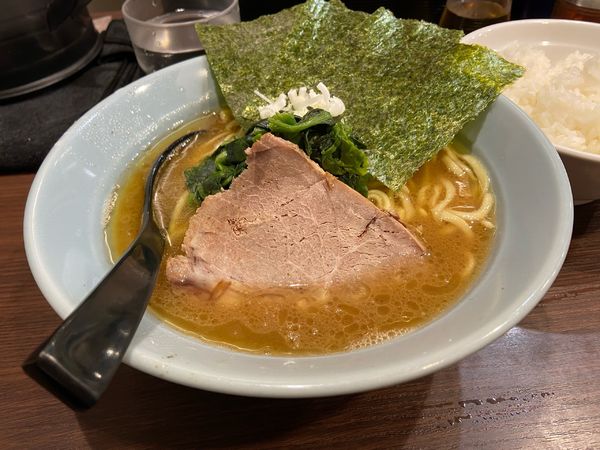 「ラーメン850円 ライス100円」@横浜家系らーめん侍 渋谷本店の写真