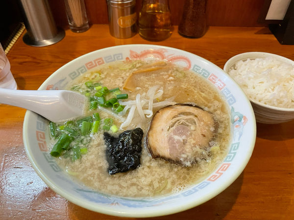 「ラーメン　半ライス」@中華そば専門店 木八 三島店の写真