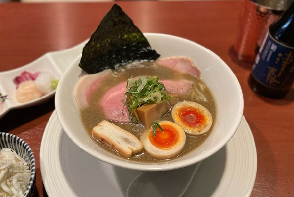 「濃醇煮干し蕎麦（味玉入り）¥950、海鮮丼¥500」@酒肴場 屯の写真