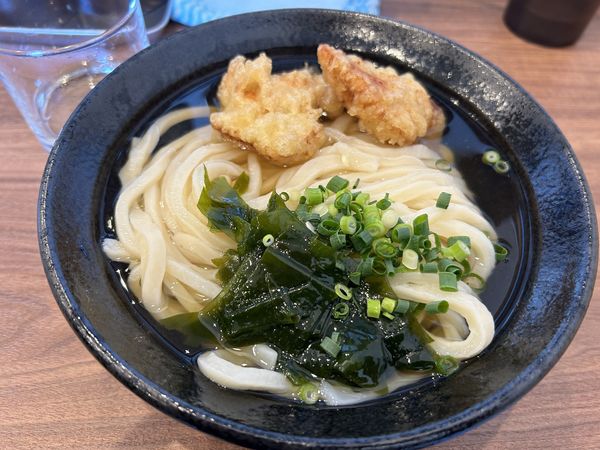 「とり天かけうどん（冷製）680円＋げそ天+ちくわ天 他」@手打ちうどん わだやの写真