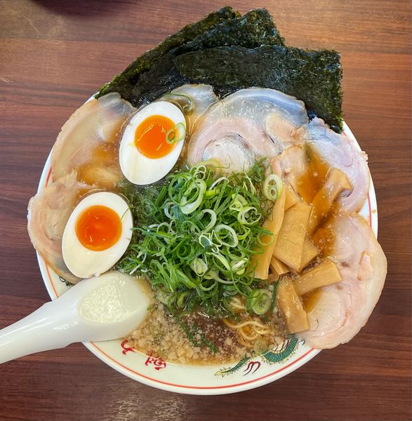 「特製醤油全部のせラーメン、麺大盛り、焼きめし定食大盛り」@魁力屋 センター南店の写真