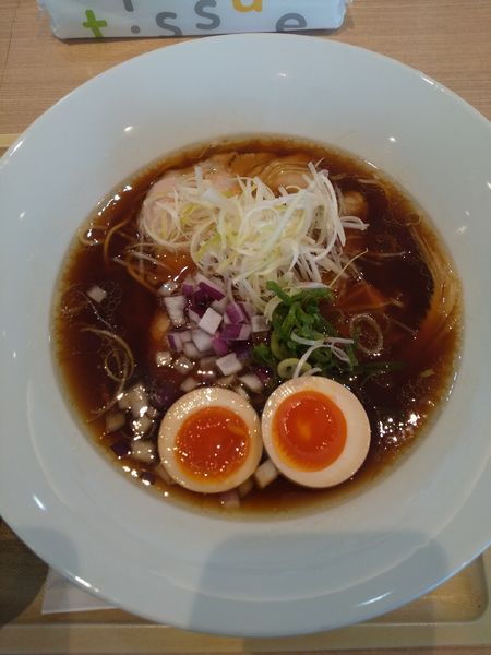 「濃厚しょうゆ（味玉付き）」@濃厚しょうゆラーメン 自家製麺 フラワーの写真