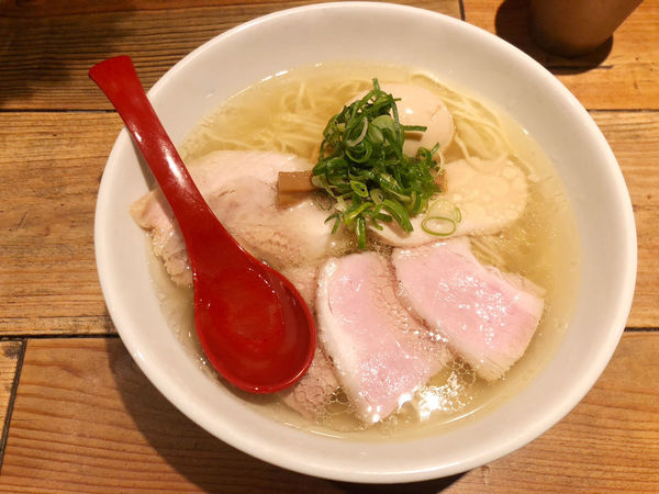 「軍鶏特製塩ラーメン 1450円」@麺屋 翔 西新宿本店の写真