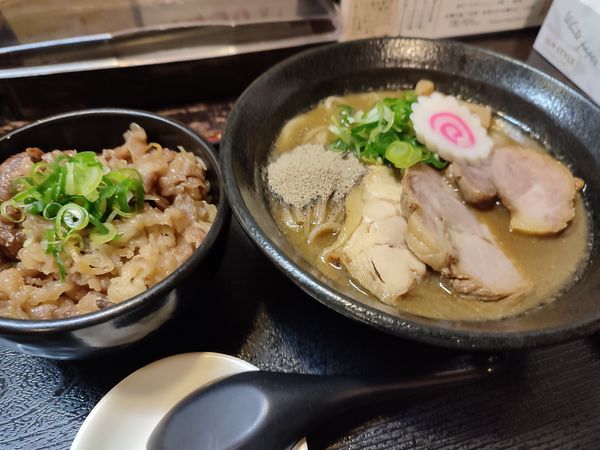 「超濃厚煮干しラーメン+黒毛和牛肉めし(ハーフ)」@にぼしこいしの写真