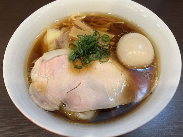 「醤油ラーメン味玉雲呑」@とものもとの写真