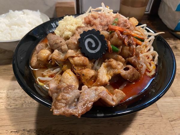 「らーめん中 900円 ライス100円」@旨辛味噌らーめん ぼんずの写真