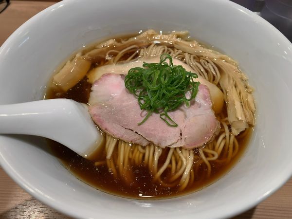 「醤油らぁ麺」@らぁ麺 はやし田 赤羽店の写真