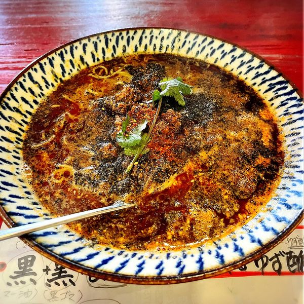「黒・黒・極ガーリックプレミアム担々麺」@めんや Bar クアトロの写真