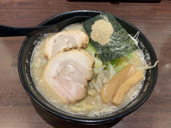 「豚骨煮干らーめん」@豚系 麺家いろは 秋葉原店の写真