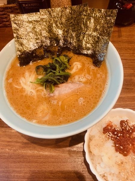 「辛ラーメン 750円 半ライス 100円」@横浜家系 せいせき家の写真