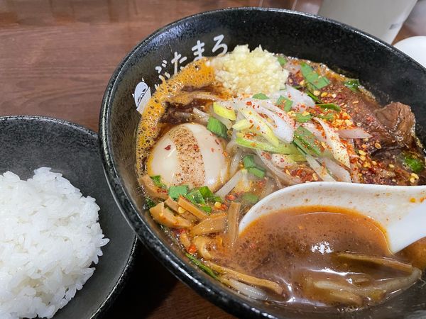 「辛味噌らーめん／大辛・痺れ・大蒜(900円),味玉(120円),」@らーめんぶたまろの写真