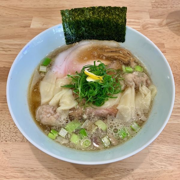 海老ワンタン中華そば（塩・平打ち麺）＆肉ワンタン中華そば（煮干・細麺：写真）