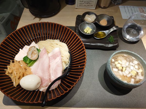「特製帆立の昆布水つけ麺 黒(1400円)」@Tokyo Style Noodle ほたて日和の写真
