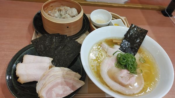 「塩ラーメン・特製盛り合わせ・黒豚シュウマイ ￥2,080」@ラーメン 将太 アリオ北砂店の写真