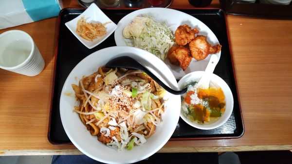 「汁なし担々刀削麺(鶏の唐揚げ・もやしナムル・スープ付き)」@中華料理 海月の写真