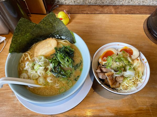 「豚骨醤油ラーメン➕豚マヨ味玉ご飯」@アヒル家の写真