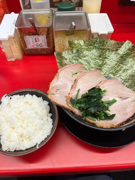 「チャーシュー3枚海苔増し硬め濃いめ、大盛りライス」@家系ラーメン王道家直伝 との丸家 松飛台店の写真