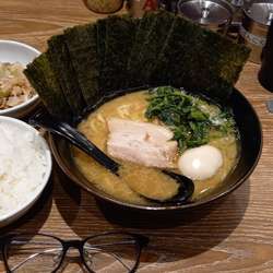 味玉ラーメン(多め)のりサービス。コロチャー