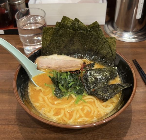 「辛豚 海苔」@横浜家系ラーメン 吟家 稲毛海岸店の写真