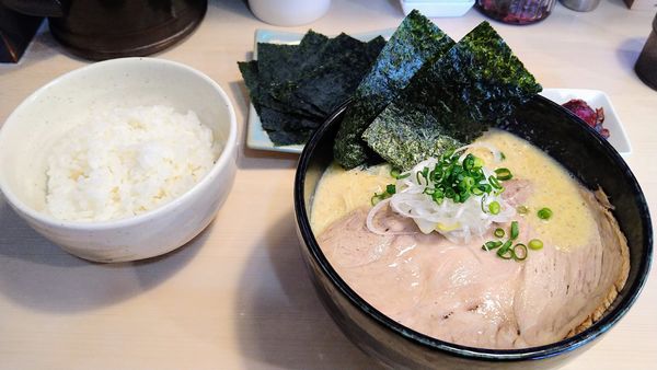 「【限定】玉子とじらーめん＋海苔･ライス」@煮干しらぁめん 猫トラ亭の写真